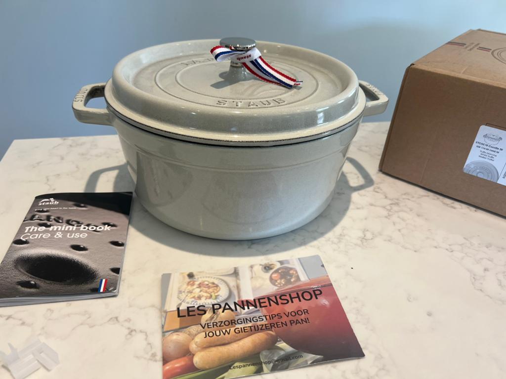 Staub La Cocotte Gietijzeren Braadpan - Nieuwstaat, Kookpan of Snelkookpan, Gietijzer, Nieuw, Ophalen of Verzenden