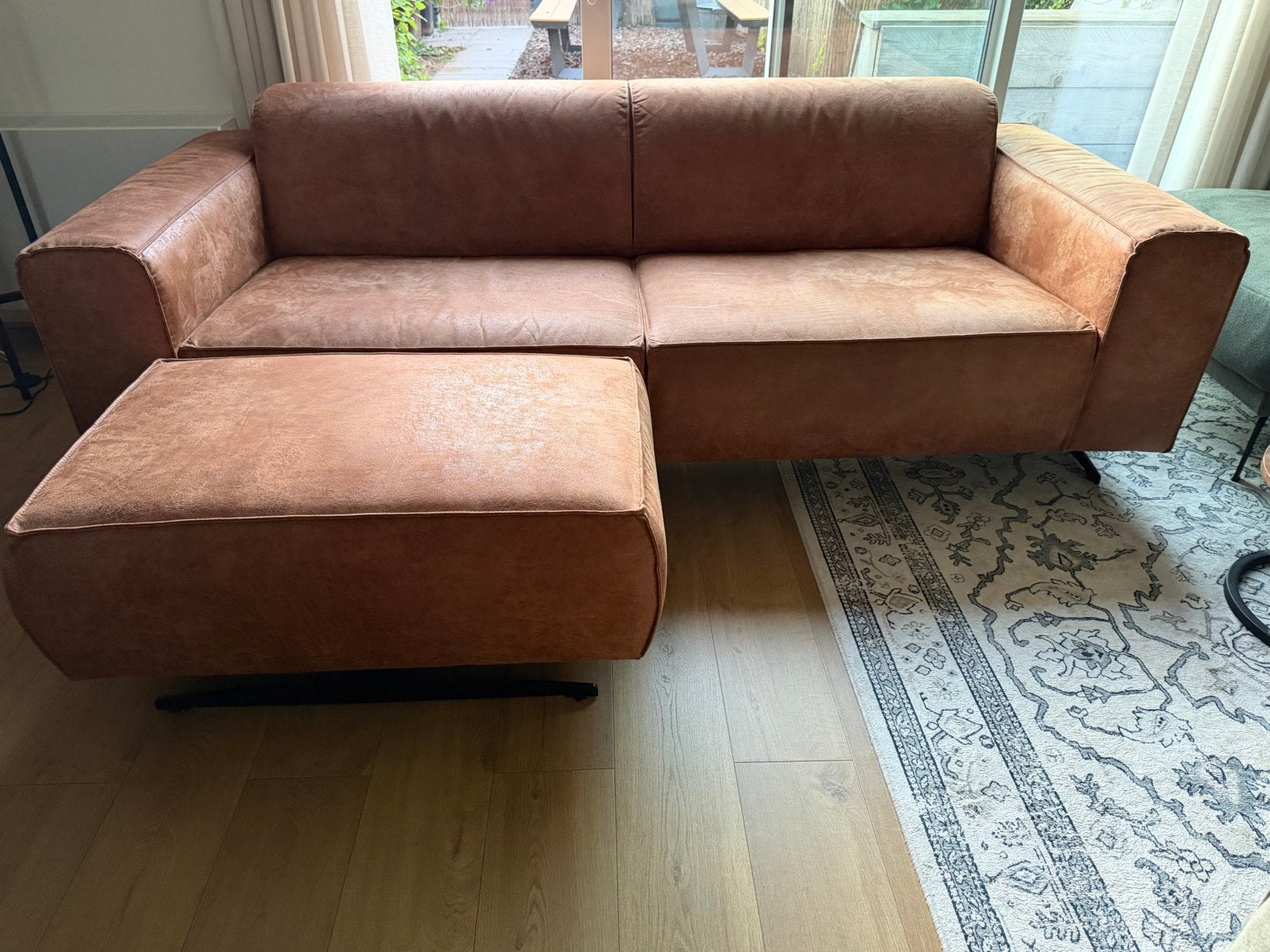 3-zits bank + hocker in zeer goede staat – Cognac/Bruin, Ophalen, Zo goed als nieuw