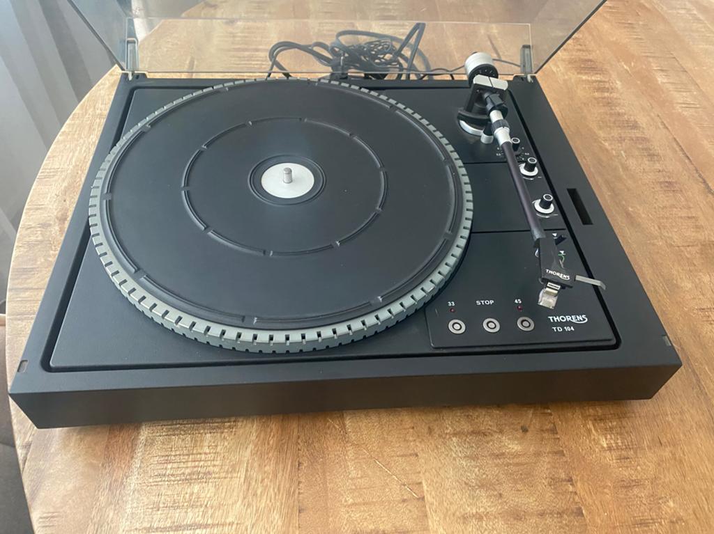 Thorens TD 104 platenspeler izgs, Ophalen of Verzenden, Zo goed als nieuw, Platenspeler, Thorens
