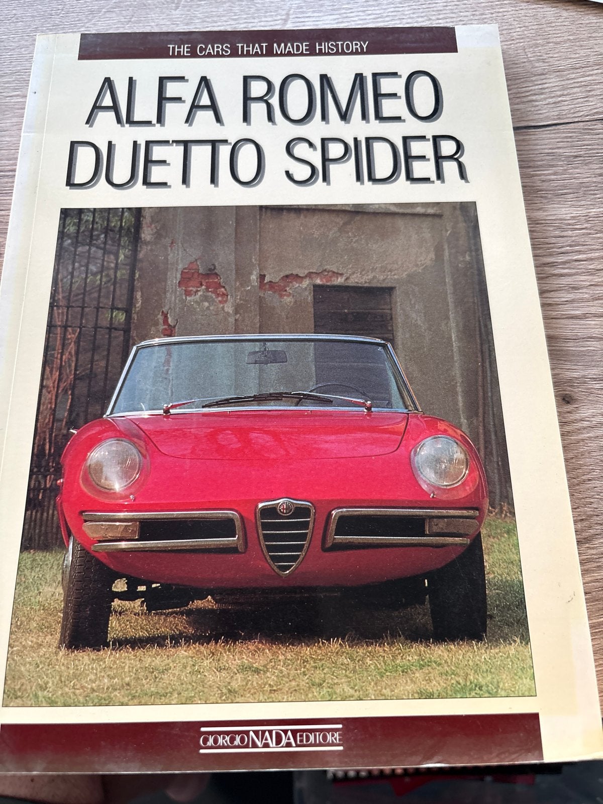 Alfa Romeo Duetto Spider Boek - The Cars That Made History, Ophalen of Verzenden, Zo goed als nieuw, Alfa Romeo