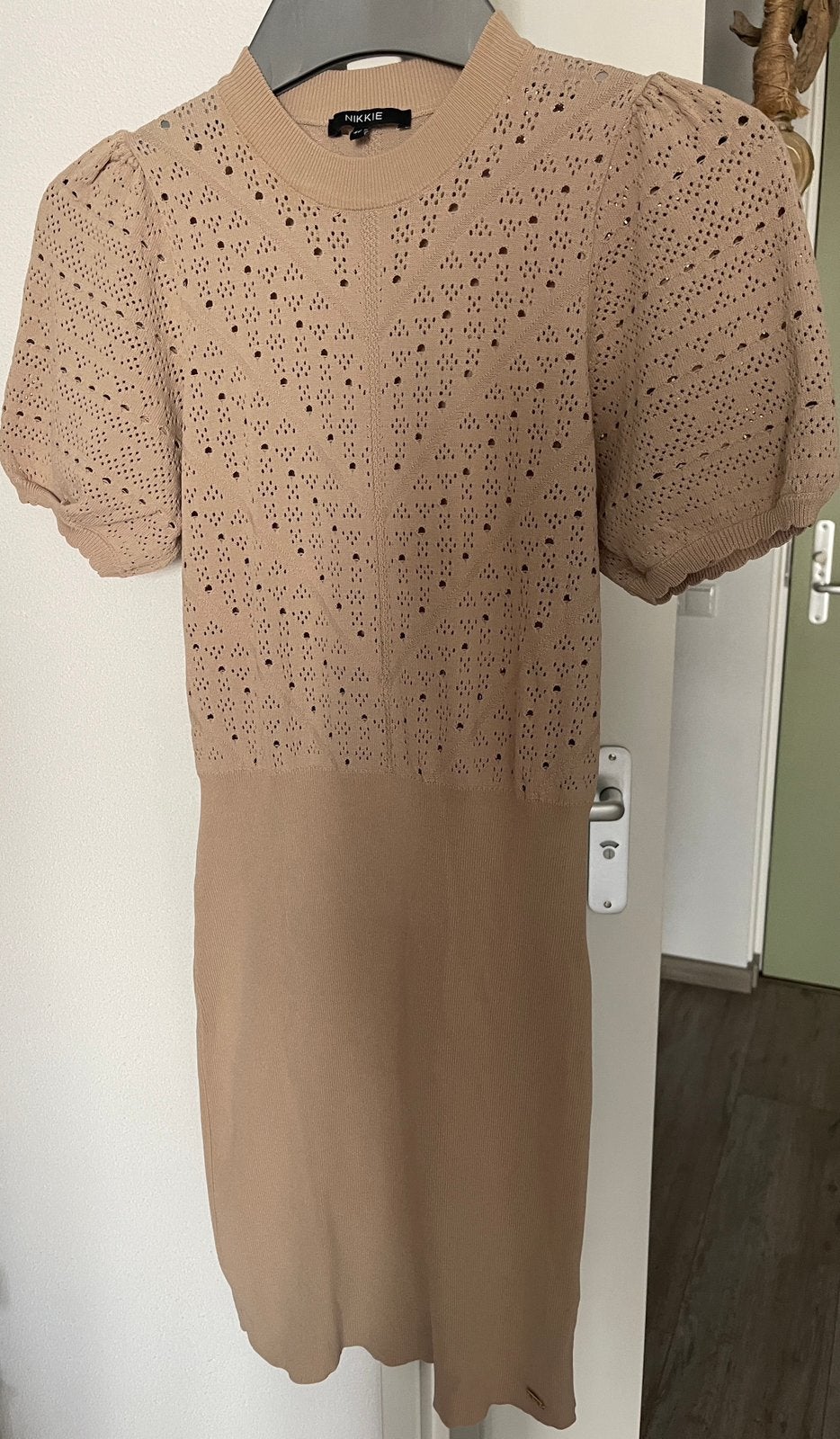 Nikkie jurk, Kleding | Dames, Maat 38/40 (M), Beige, Ophalen of Verzenden, Zo goed als nieuw