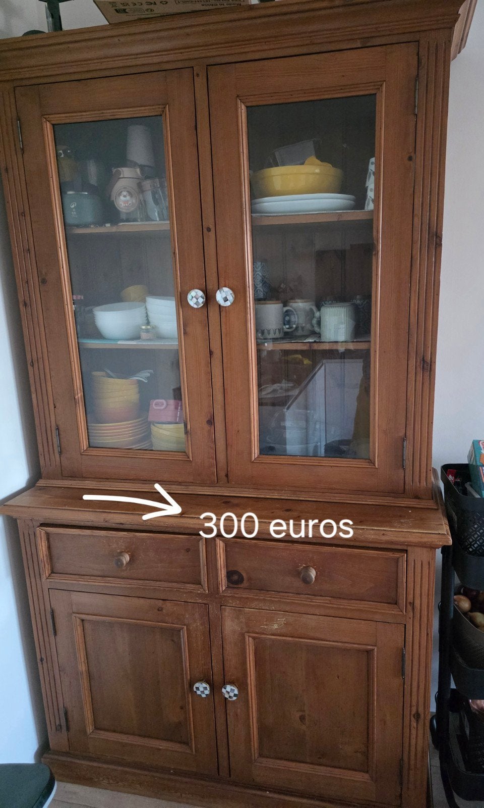 Houten vitrinekast met glazen deuren en lades, Ophalen of Verzenden, Zo goed als nieuw, 25 tot 50 cm