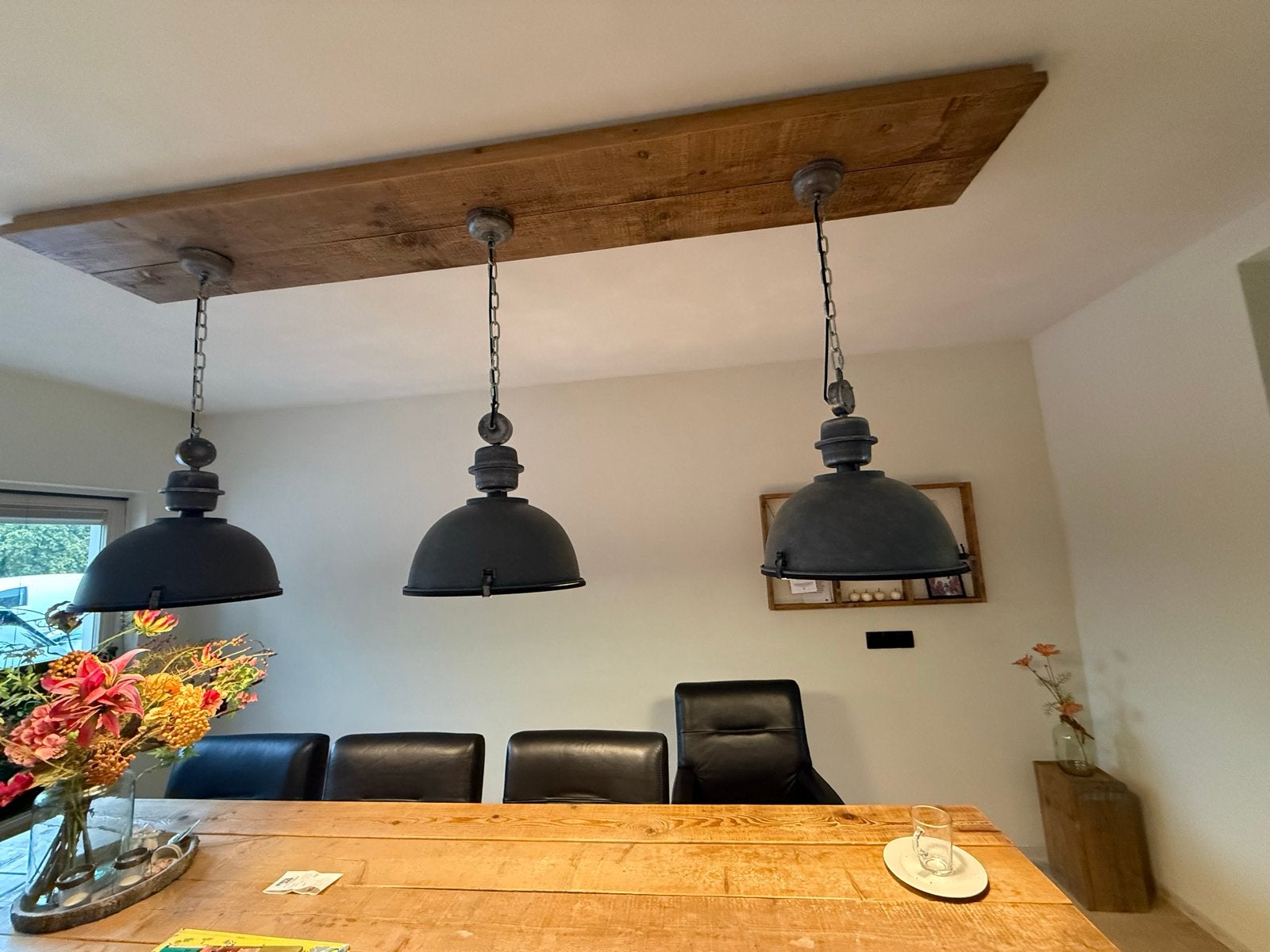 Industriële hanglamp met 3 kappen en houten balk, Huis en Inrichting, Ophalen of Verzenden, Zo goed als nieuw, Hout, E27 (groot)