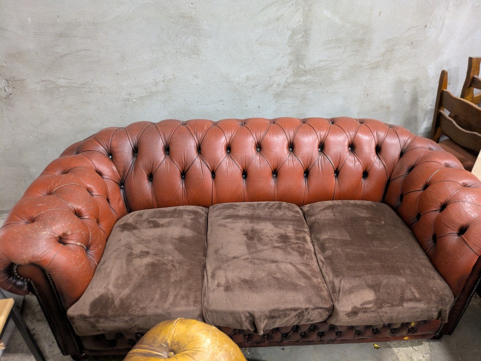 Chesterfield bank met scheuren in de zitting, Ophalen, Gebruikt, Driepersoons, 75 tot 100 cm