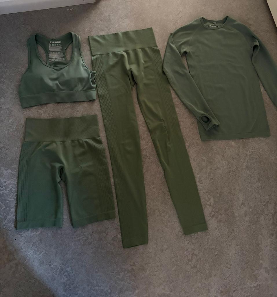 Primark 4 delig sportset S (valt als 176 ), Gebruikt, Meisje, Sport- of Zwemkleding, Ophalen of Verzenden