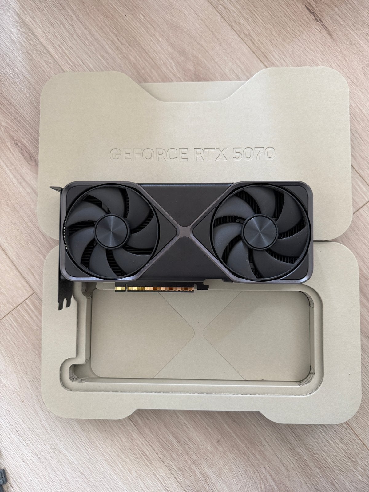 Nvidia Geforce RTX 5070 Founders Edition (FE), Computers en Software, HDMI, GDDR6, Ophalen of Verzenden, Zo goed als nieuw