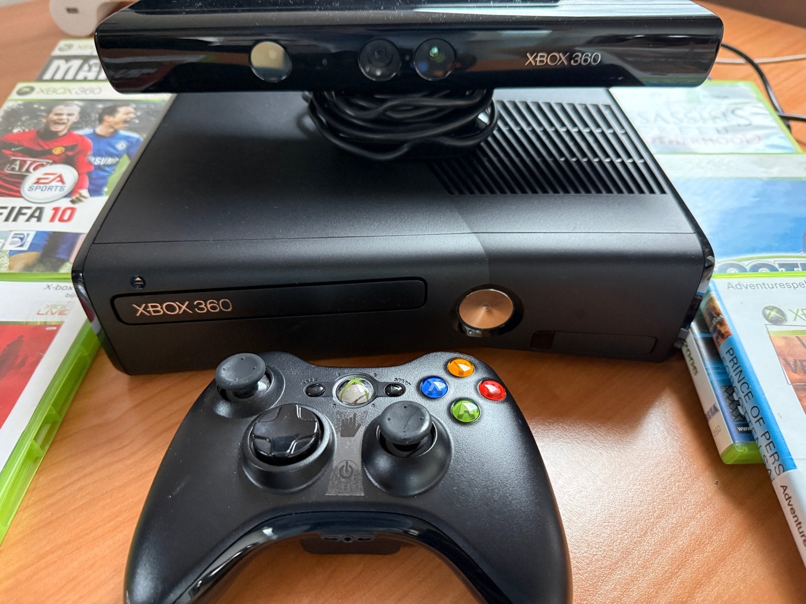 Xbox 360 E met Kinect, controller en 9 games, Ophalen, Met games, 360 E, Zo goed als nieuw