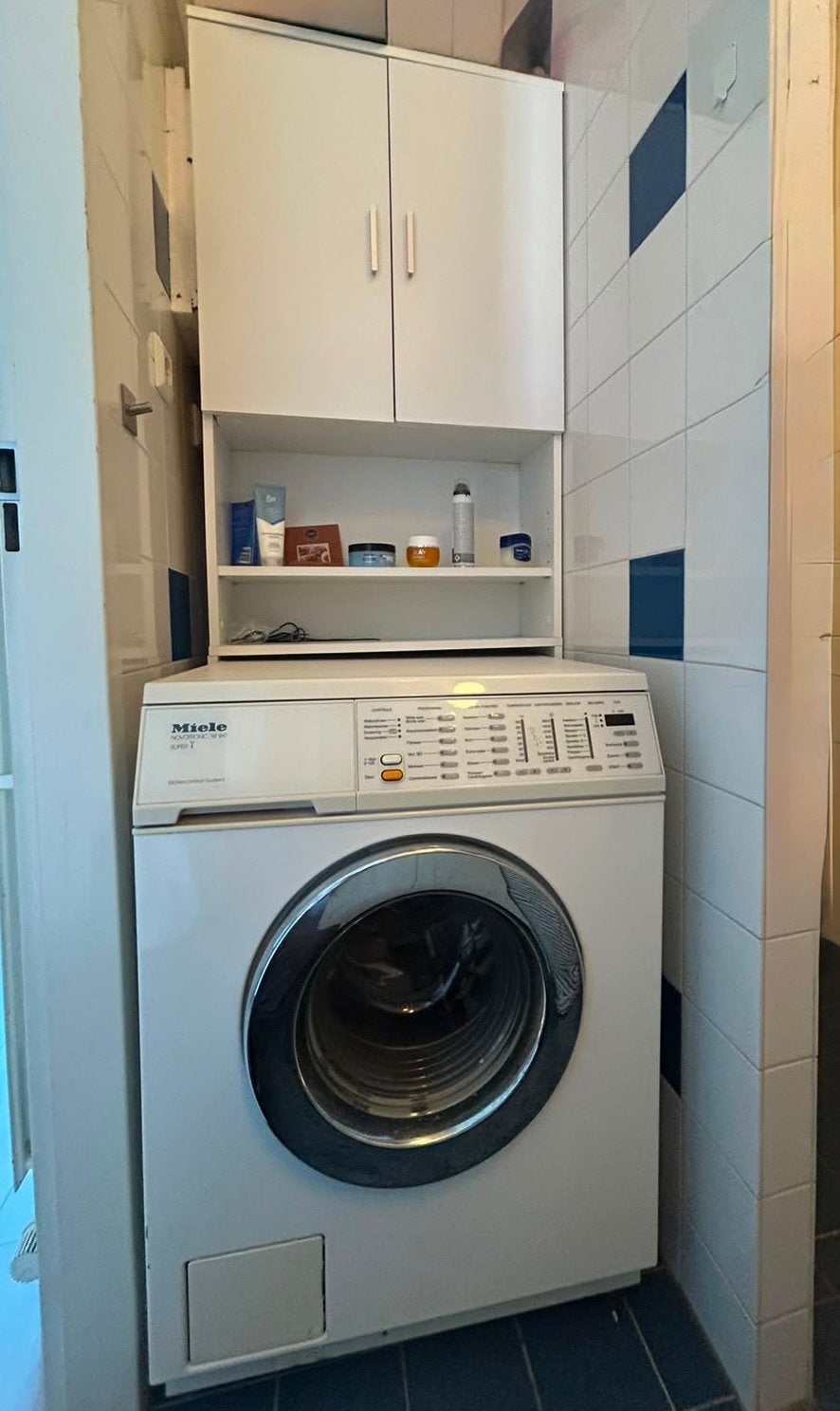 Miele W941 wasmachine met witte IKEA Nysjön wasmachinekast, Ophalen, Gebruikt, Minder dan 85 cm, Handwasprogramma