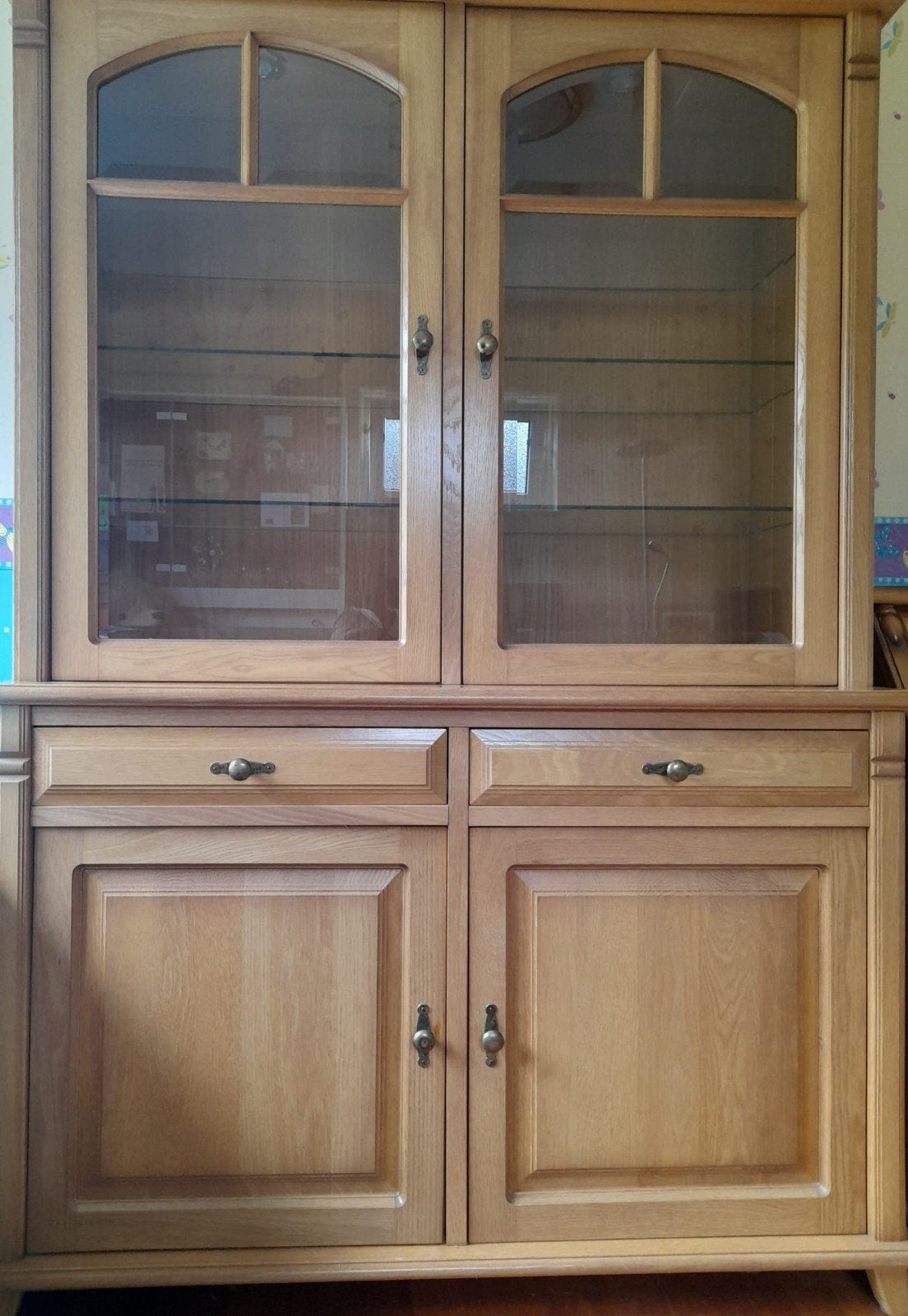 Eikenhouten vitrinekast met glazen deuren en planken, Huis en Inrichting, Ophalen, Gebruikt, Klassiek, Met lade(s)