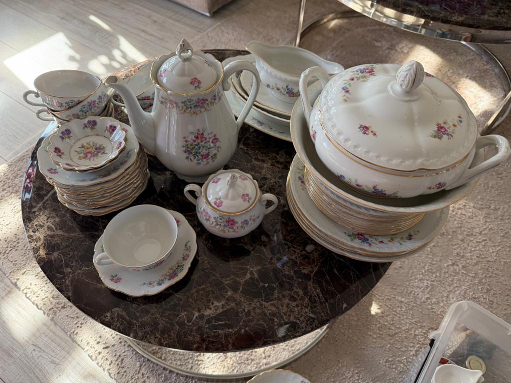 Prachtig Vintage Servies - Bloemenpatroon & Goud, Antiek en Kunst, Ophalen