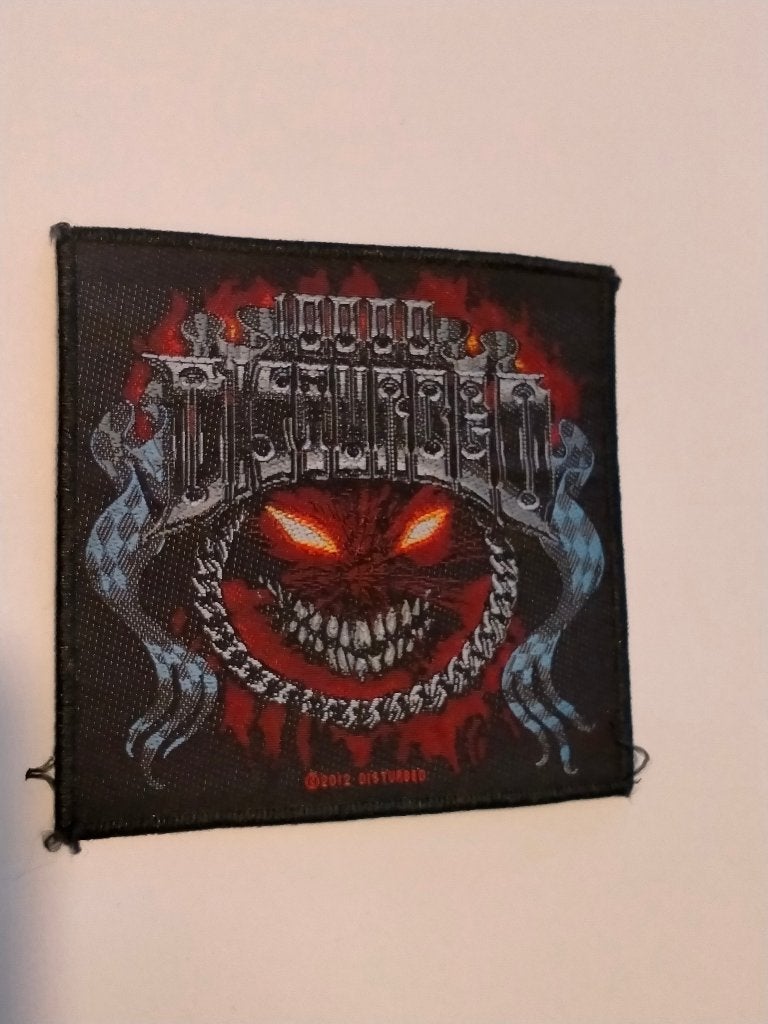 Disturbed 2012 metal hardrock logo patch band embleem, Verzamelen, Verzenden, Gebruikt, Kleding