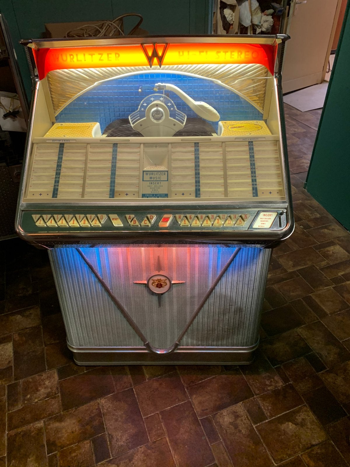 Wurlitzer 2404S uit 1960. De S staat voor stereo-uitvoering., Gebruikt, Wurlitzer, 1960 tot 1970, Ophalen