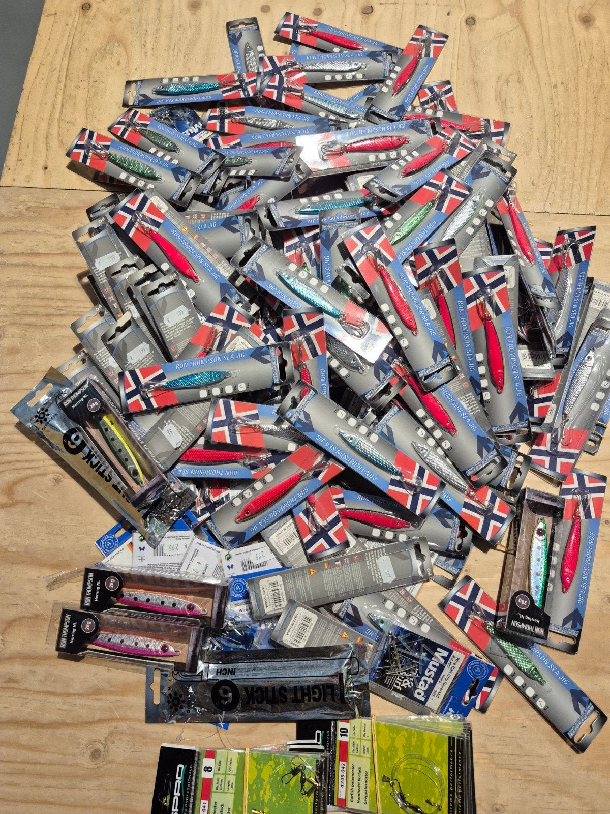 Partij zeevismateriaal – 139x Ron Thompson Sea Jigs + Mustad, Verzenden