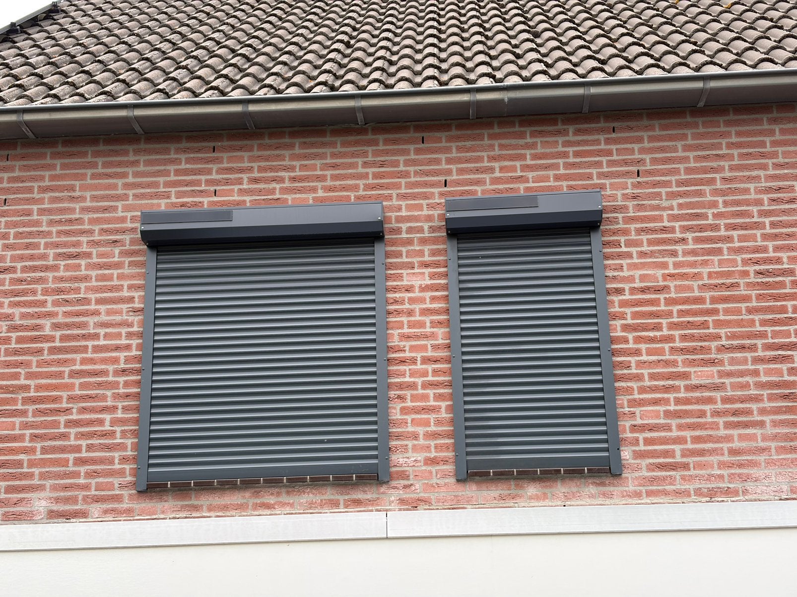 Rolluik met zonnepaneel voor kozijn 76x114, Ophalen, 100 tot 150 cm, 100 tot 150 cm, Zo goed als nieuw