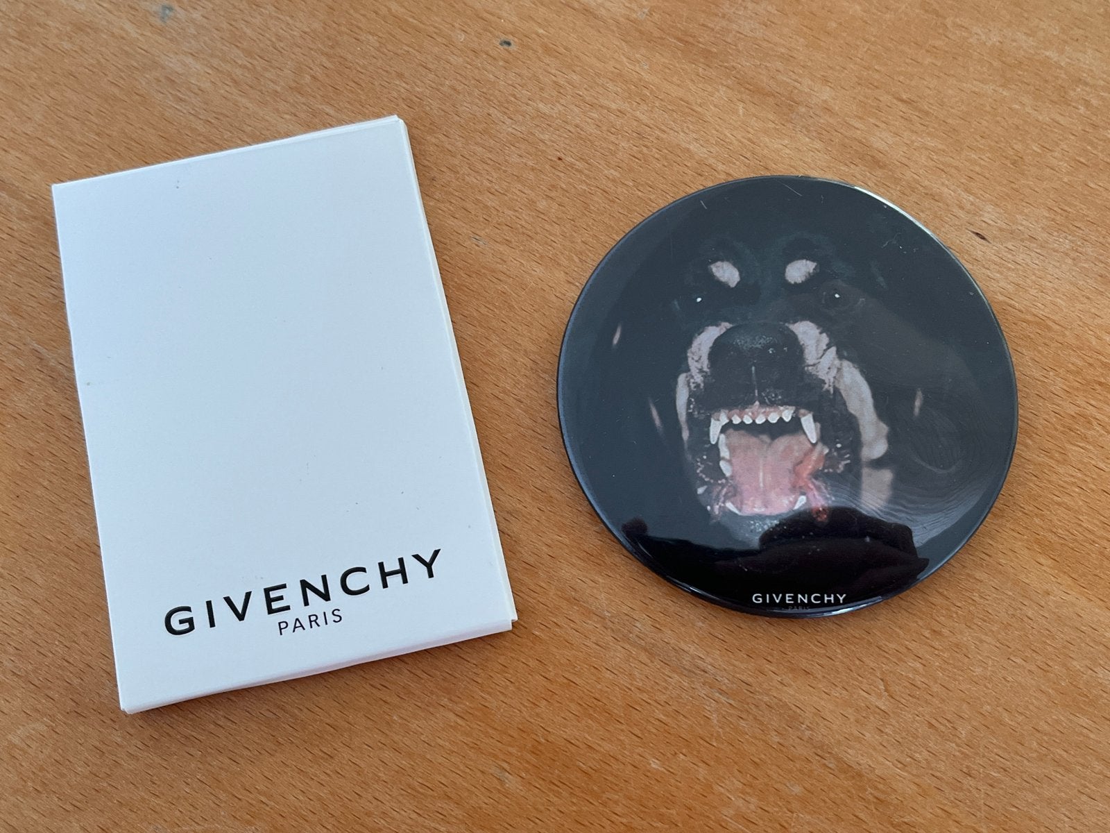 Givenchy Ricardo Tisci Rottweiler button, Ophalen of Verzenden, Zo goed als nieuw, Overige onderwerpen