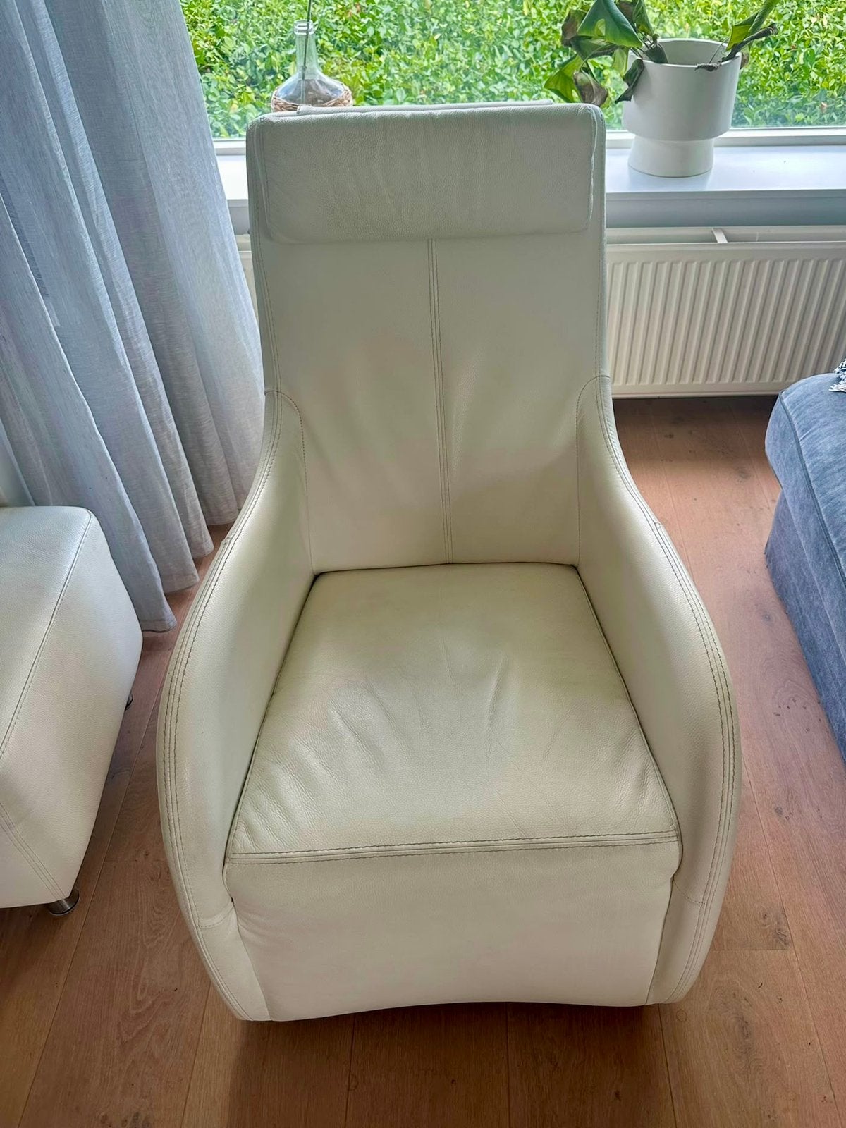 Fauteuil met poef, wit toledo leer, zgoh, Pine Design, Ophalen, Gebruikt, Modern, tijdloos, comfort, 50 tot 75 cm