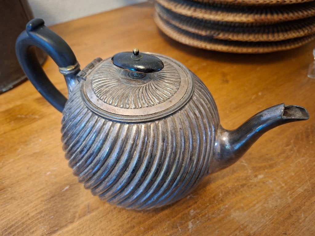 Antieke verzilverde theepot met geribbelde decoratie, Ophalen of Verzenden
