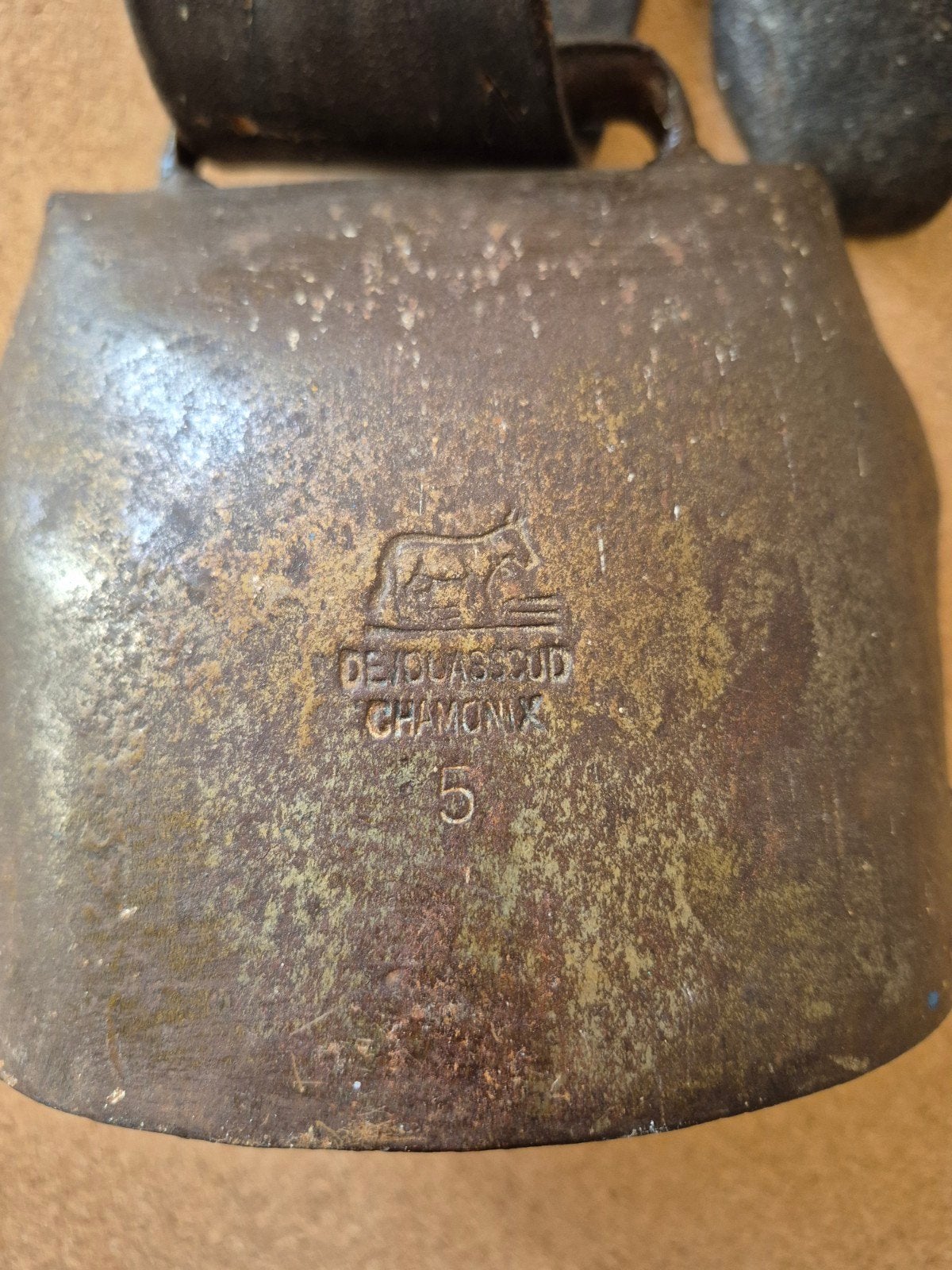 Oude Zwitserse Koebel met Leren Riem - 55 Jaar Oud, Ophalen of Verzenden