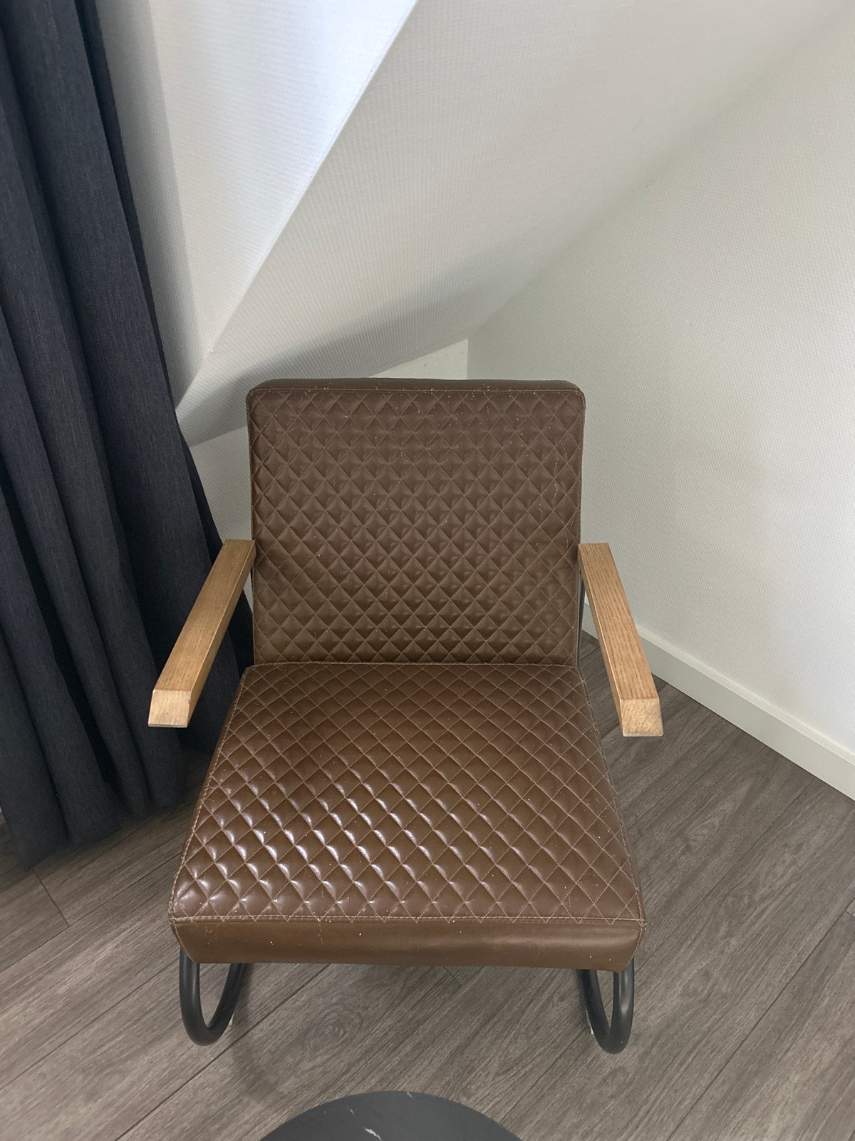 Bruine/cognac fauteuil met stalen frame, Huis en Inrichting, Stoelen, Ophalen, Gebruikt, Bruin, Leer