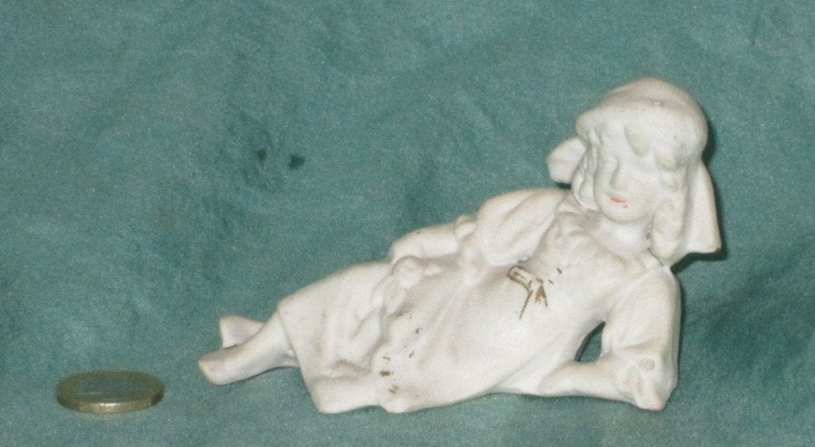 Antiek biscuit porseleinen beeldje Liggend meisje ca. 1900, Antiek en Kunst, Antiek | Porselein, Ophalen of Verzenden