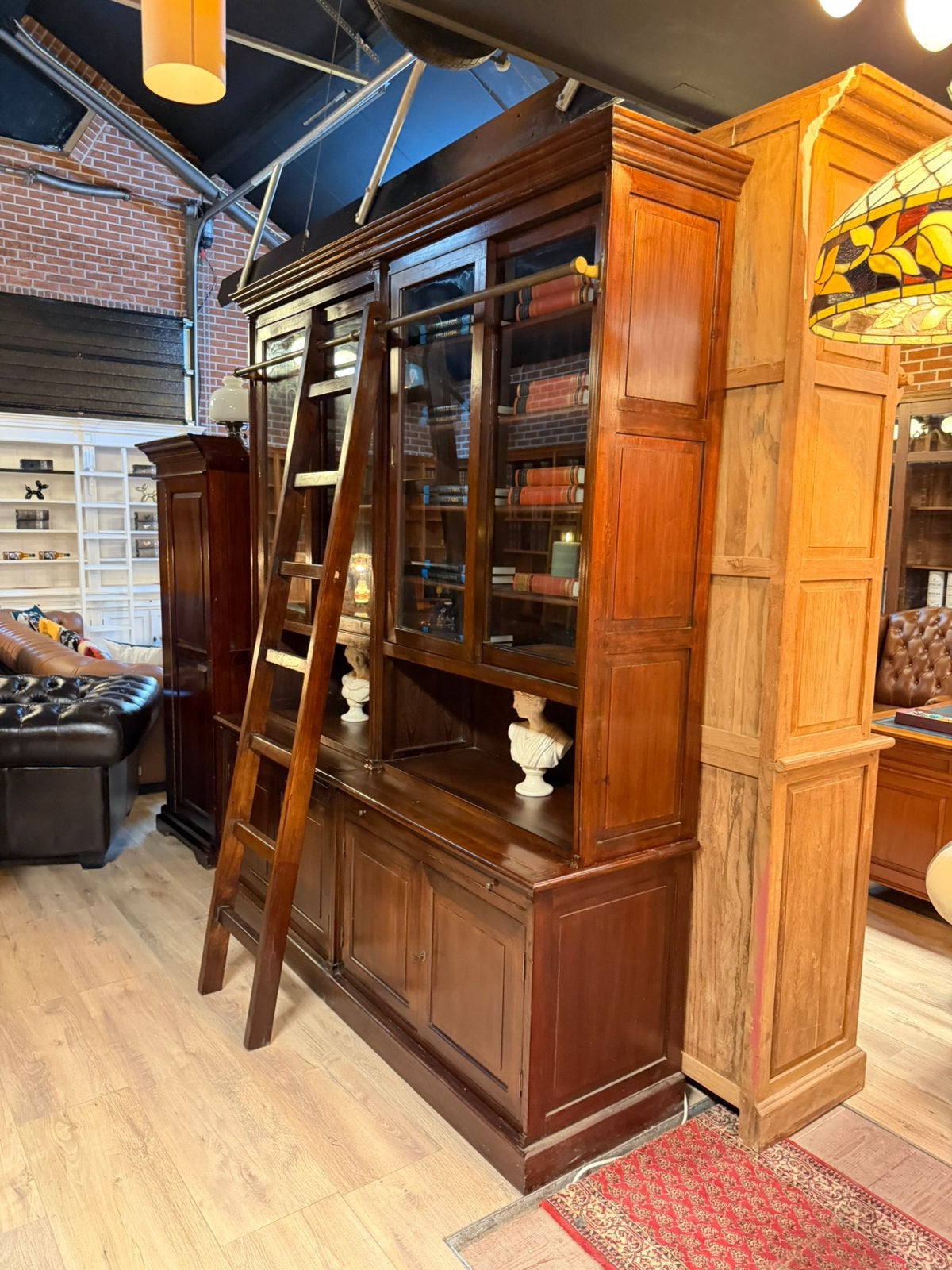 Boekenkast met ladder / trap van mahoniehout