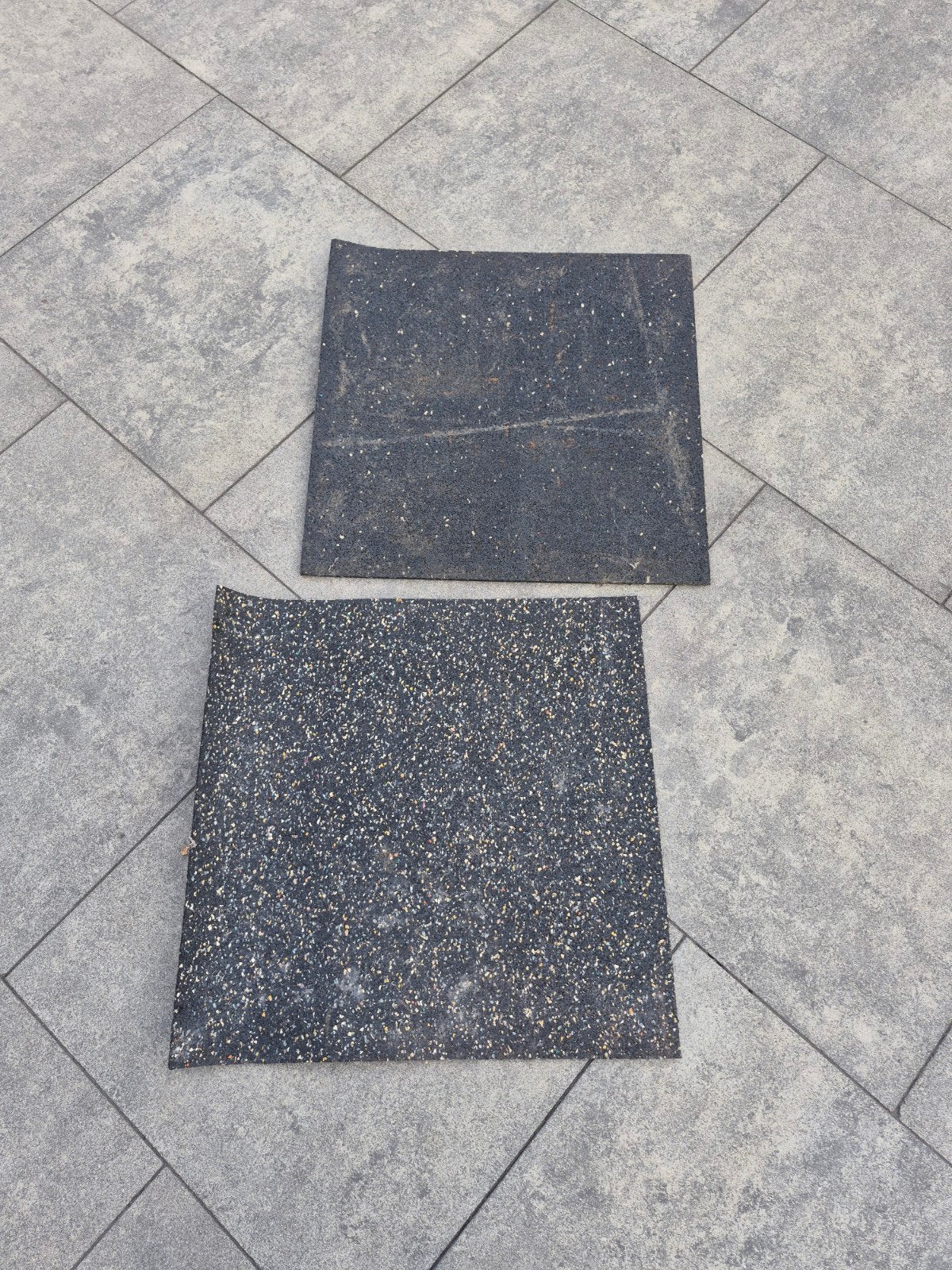 2 Gratis rubberen tegels ophalen, Tuin en Terras, Tegels en Klinkers, Ophalen of Verzenden