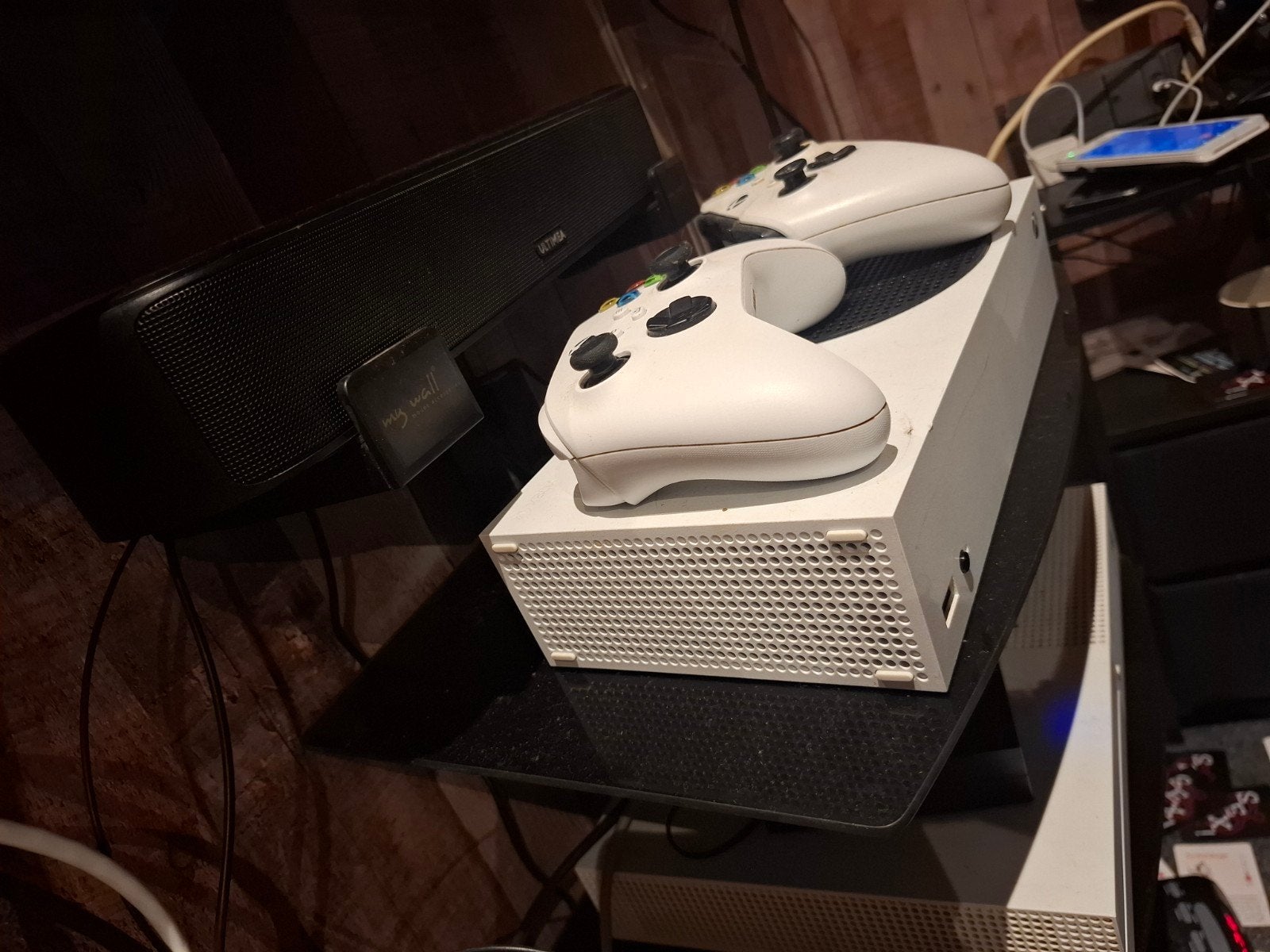 Foto 2 van Xbox Series S met 2 controllers