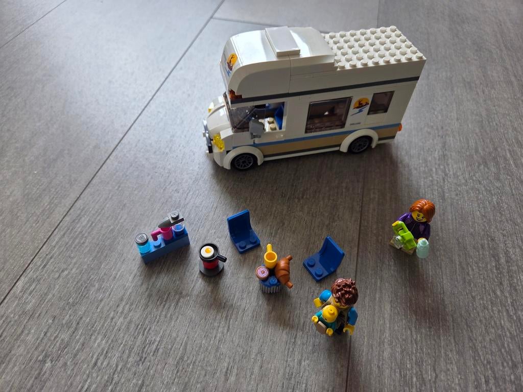 Lego City Camper 60283 Compleet met Minifiguren, City, Lego, Ophalen of Verzenden, Complete set