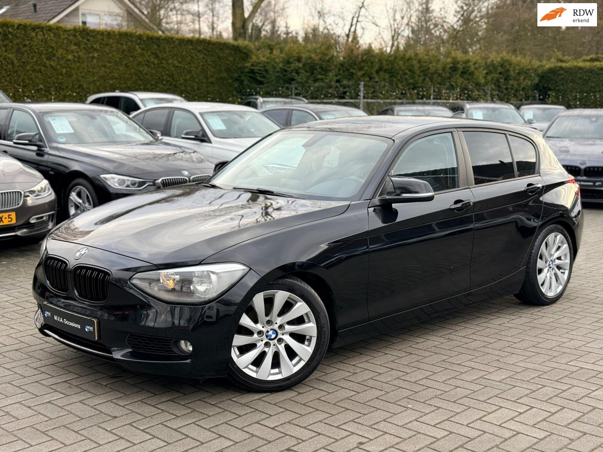 BMW 1-serie 114i Business+|Nieuwe Ketting + Klepseals|Climat, 1-Serie, Euro 5, Gebruikt, Zwart