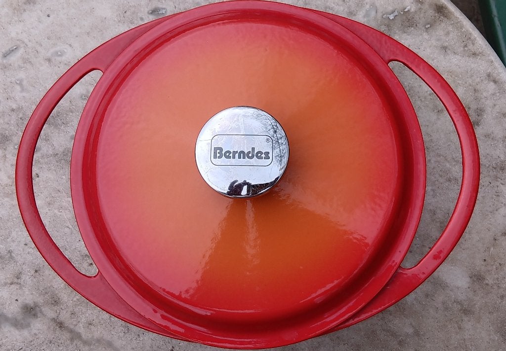 Vintage rode BERNDES gietijzeren pan Ø24 cm (G331), Huis en Inrichting, Keuken | Potten en Pannen, Gebruikt, Gietijzer, Ophalen of Verzenden