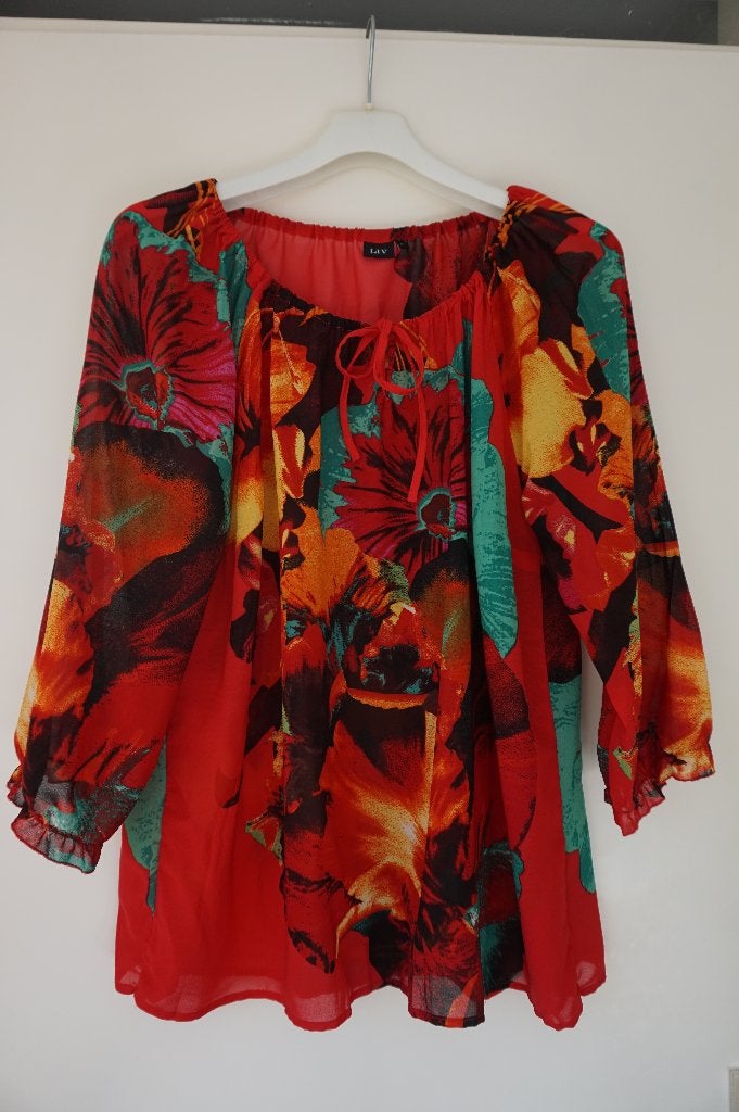 Blouse LIV vrolijk rood wijd en zwierig bloemen print mt 42, Maat 42/44 (L), Ophalen of Verzenden, Zo goed als nieuw, LIV