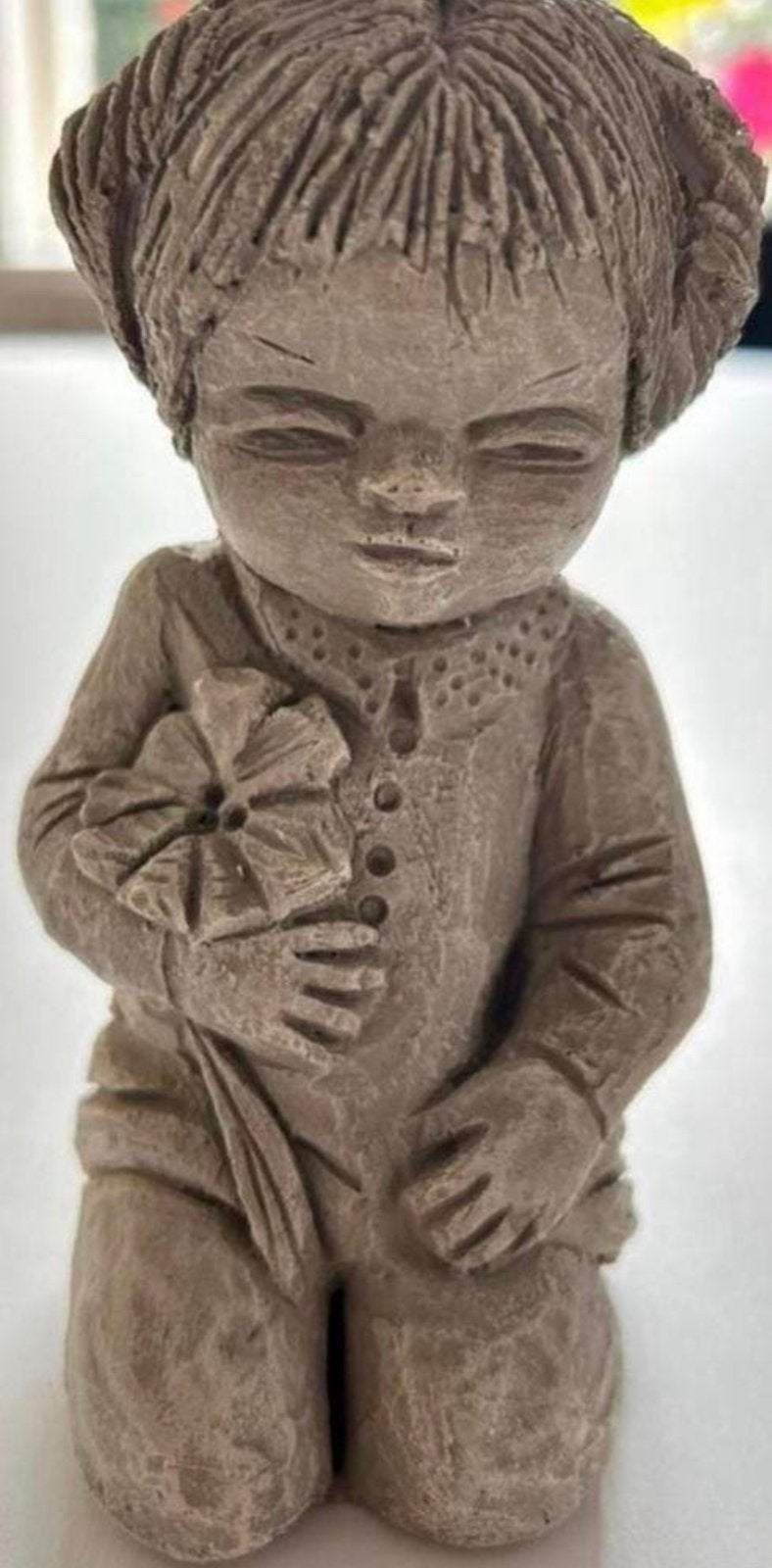 Beeldje knielend meisje met bloem 14x8x11cm grijs polystone, Ophalen of Verzenden, Zo goed als nieuw, Mens