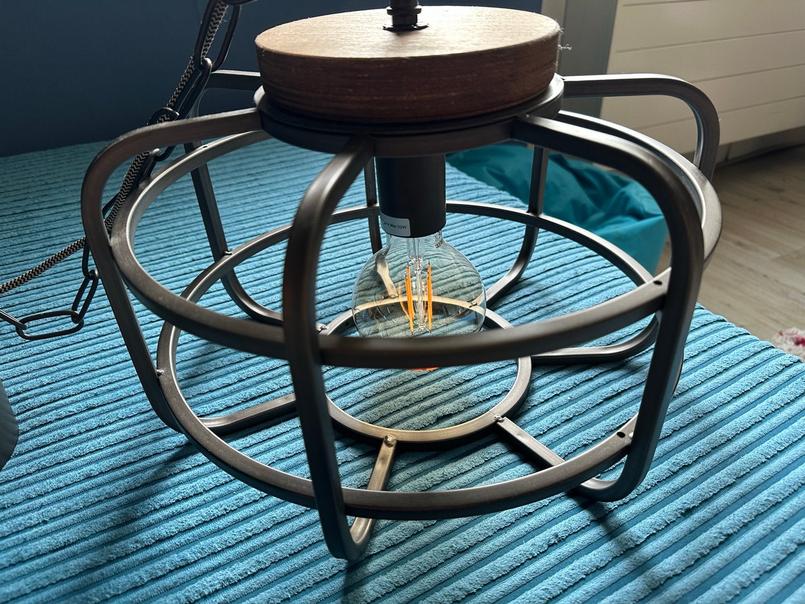 Mooie industriële hanglamp met metalen kooi en houten accent, Ophalen, Zo goed als nieuw, Metaal, E27 (groot)