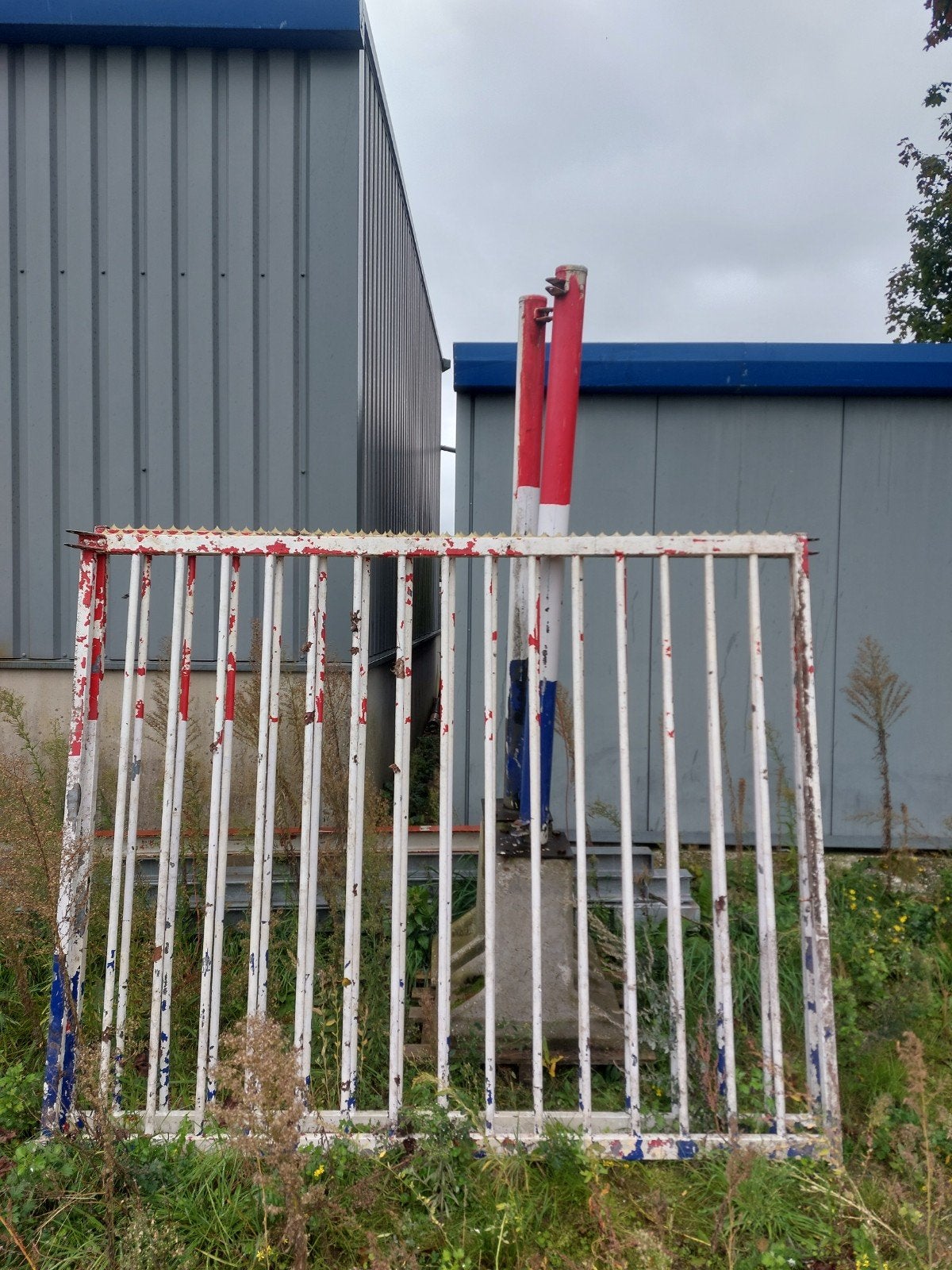 Poort van bijna 5m breed en 2 meter hoog, Tuin en Terras, Ophalen, Gebruikt, IJzer, 200 cm of meer