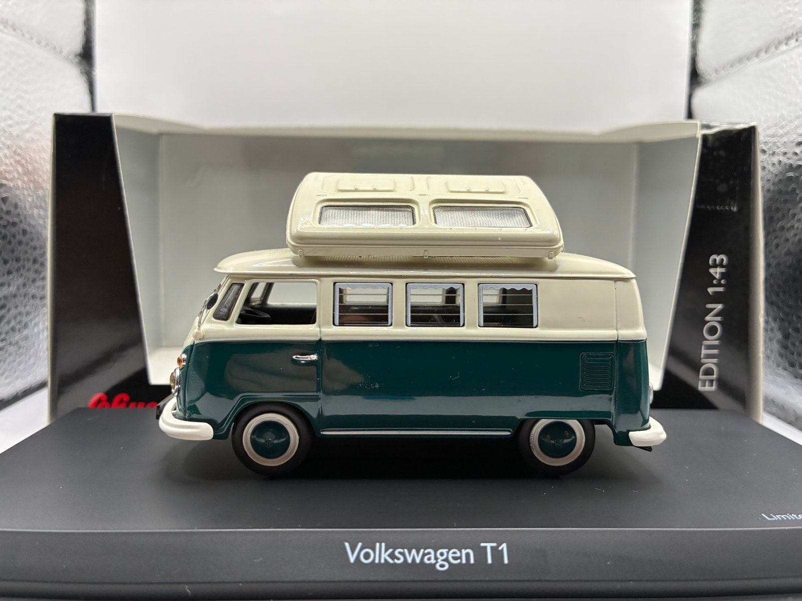 Volkswagen Camper Bus (Type 1 a/b) 1955 - Schuco, Hobby en Vrije tijd, Modelauto's | 1:43, Ophalen of Verzenden, Zo goed als nieuw