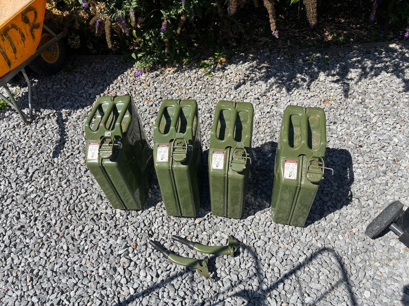 Te koop 4 stalen jerrycans 20L met 2x schenktuit, Ophalen, Gebruikt