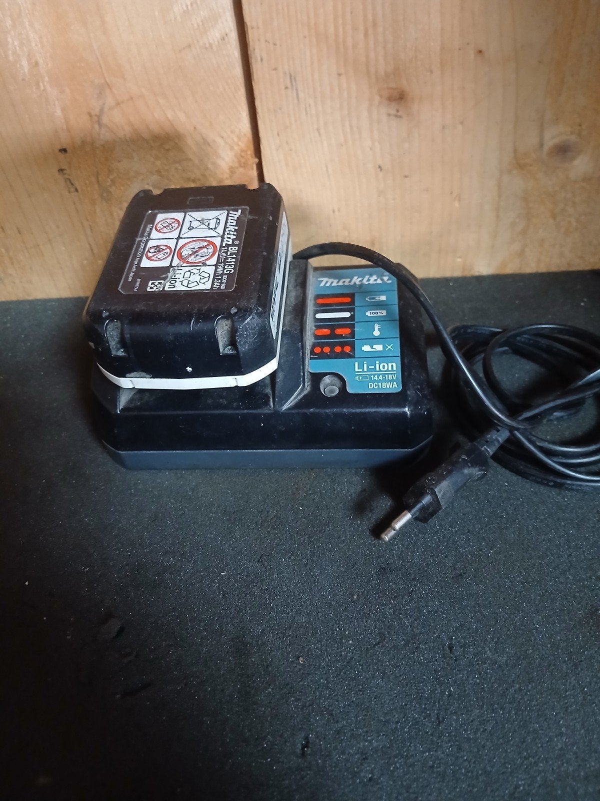 Makita BL1413G 14.4V 1.3Ah Li-ion accu met lader DC18WA, Ophalen of Verzenden, Gebruikt