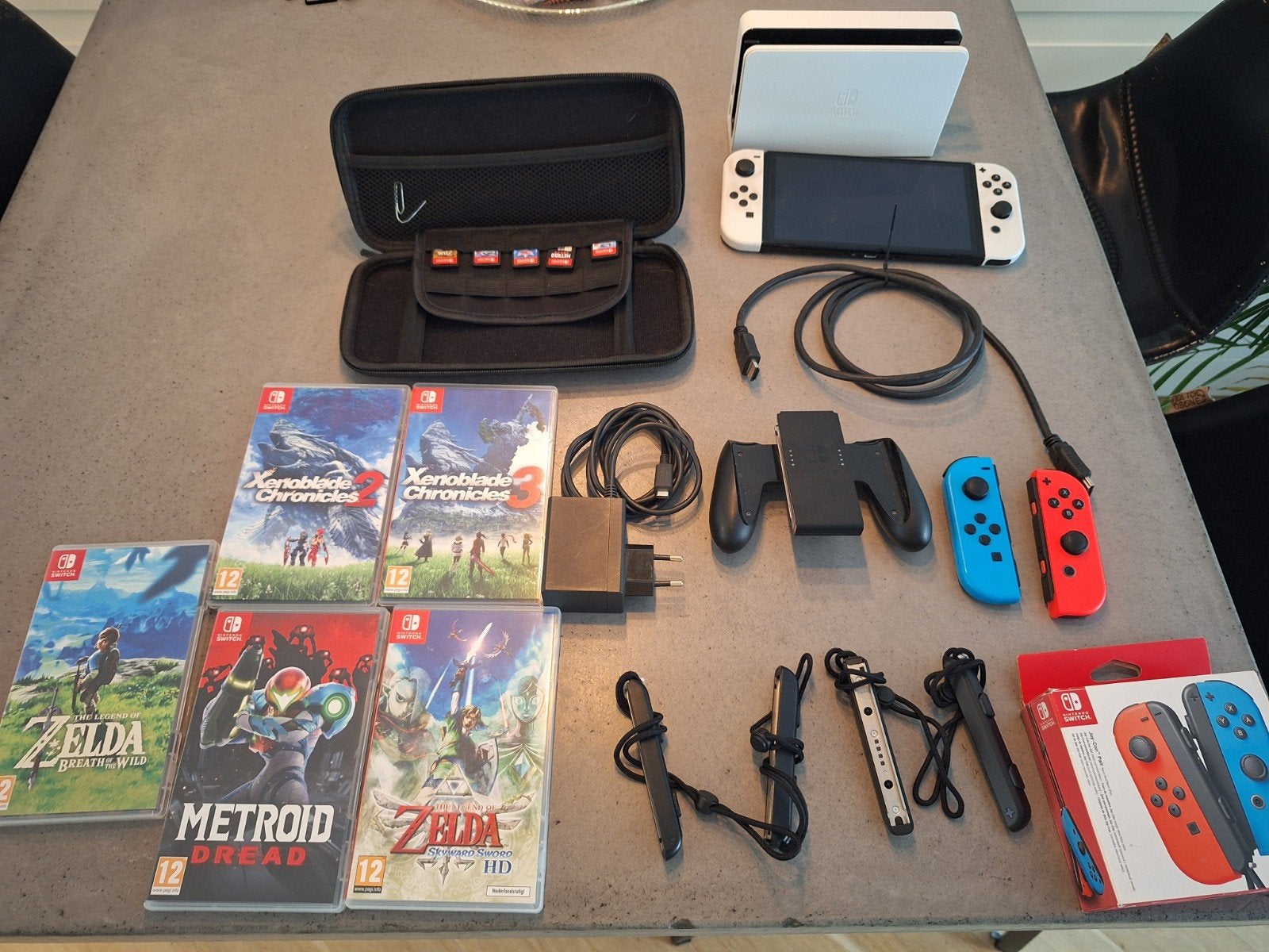 switch OLED met 5 games en accessoires, Switch OLED, Met games, Ophalen of Verzenden, Zo goed als nieuw