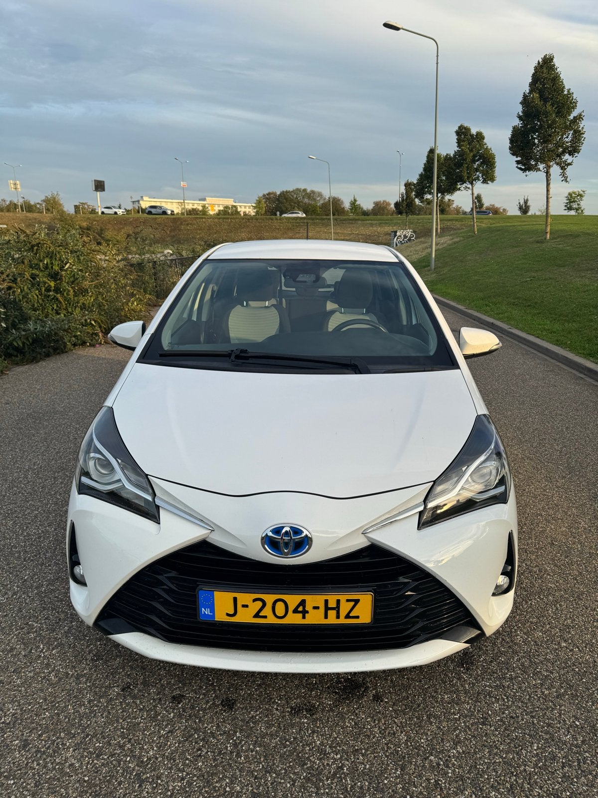 Foto 3 van Toyota Yaris 1.5 Hybrid 100pk 5D CVT 2018 Wit
