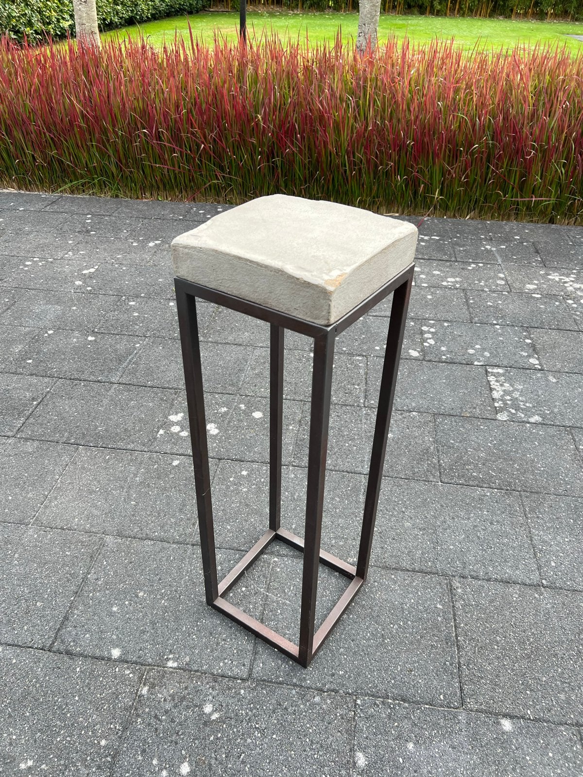 Metalen onderstel met kunststof bovenkant - 81cm hoog, Huis en Inrichting, Woonaccessoires | Zuilen en Pilaren, Ophalen, Gebruikt