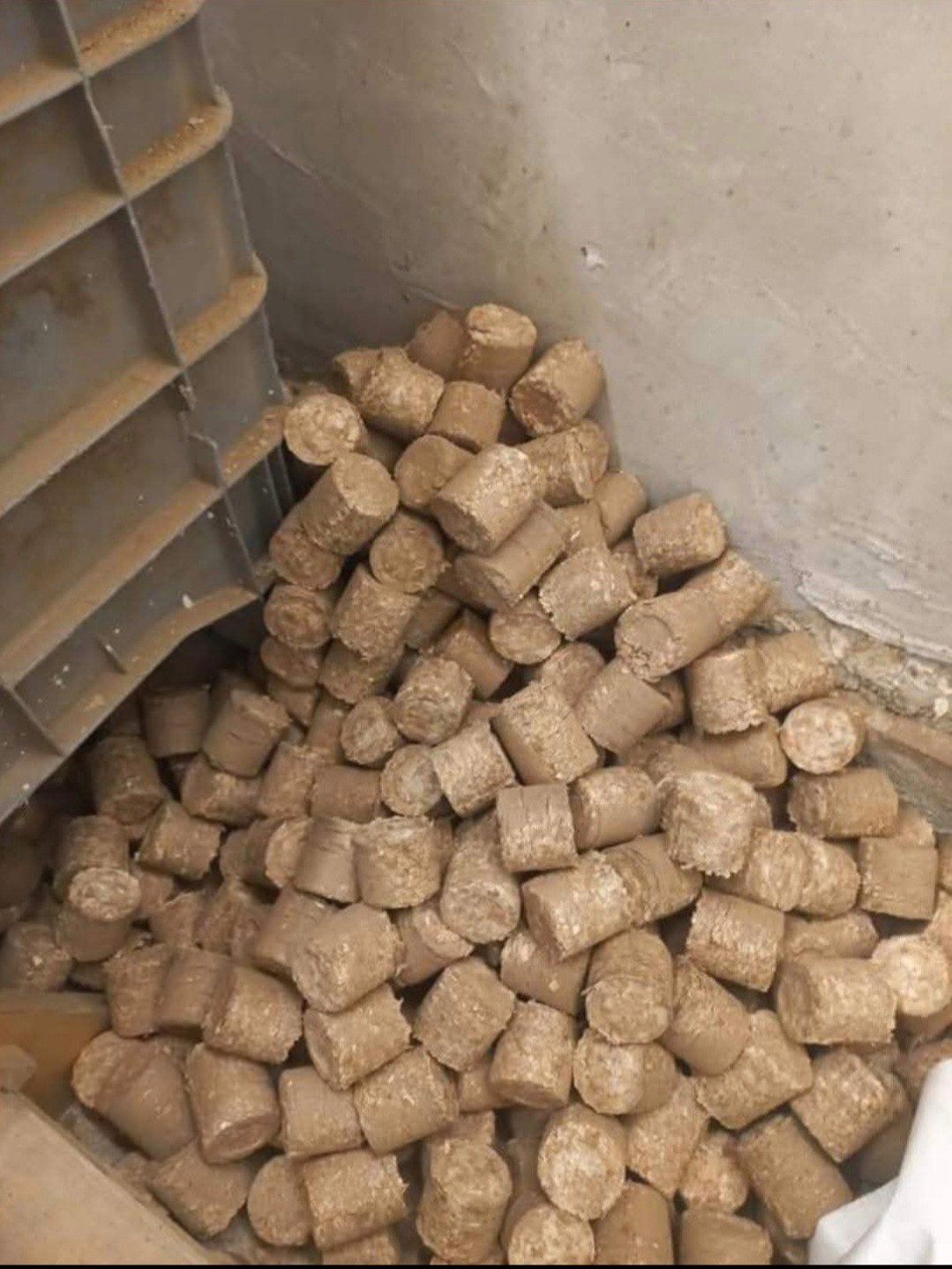 Geperste houtbriketten, schoon hout zonder verf-/lijmresten!, Minder dan 3 m³, Ophalen