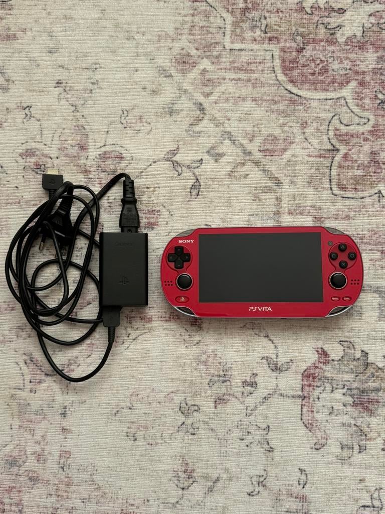 PS Vita 1000 (OLED) Cosmic Red met IRS-1001 (KRASLOOS!), Spelcomputers en Games, Ophalen of Verzenden, Zo goed als nieuw, Overige kleuren