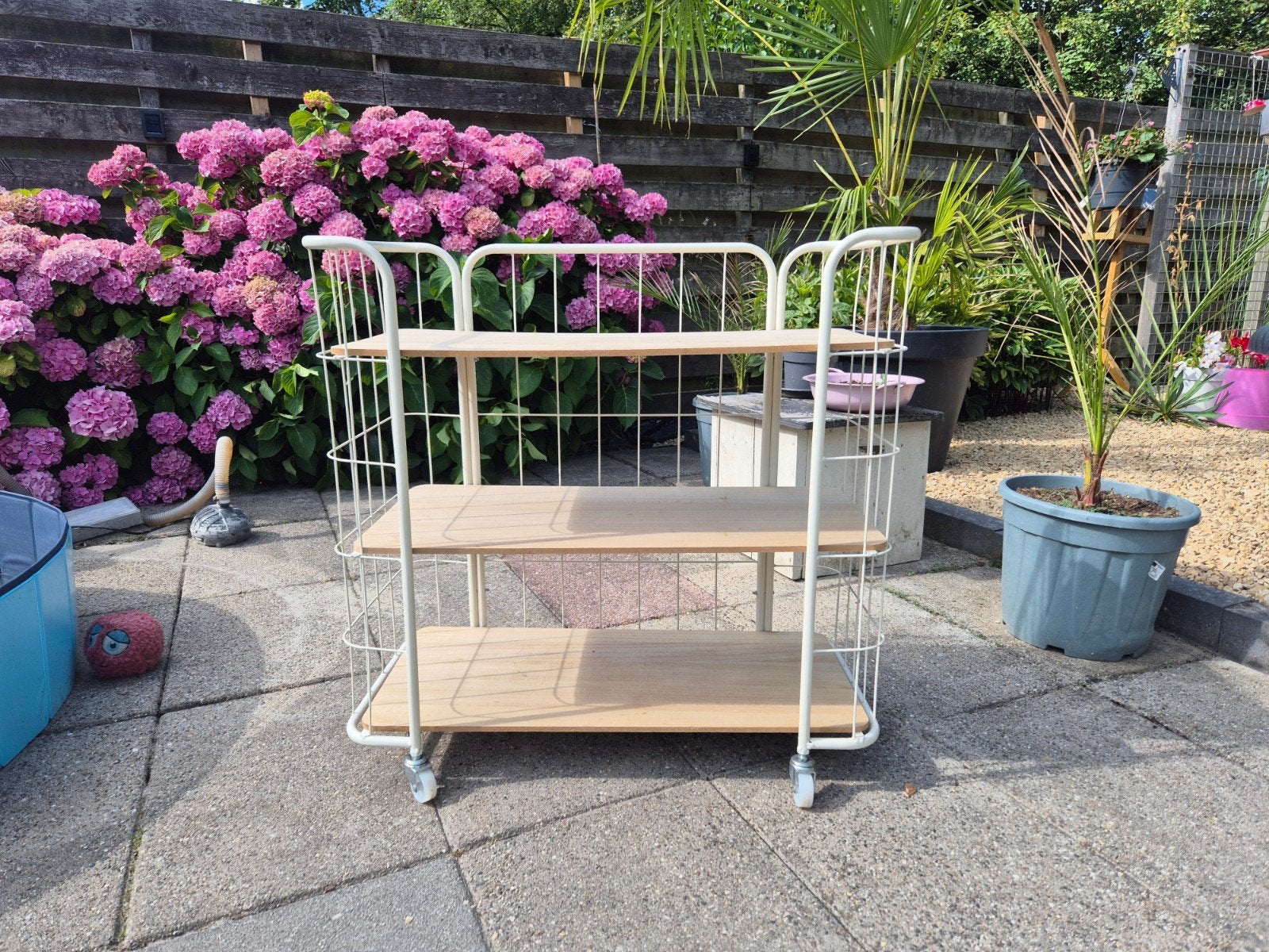 Bakkerskast op wielen - Wit metaal met houten planken, Huis en Inrichting, Ophalen