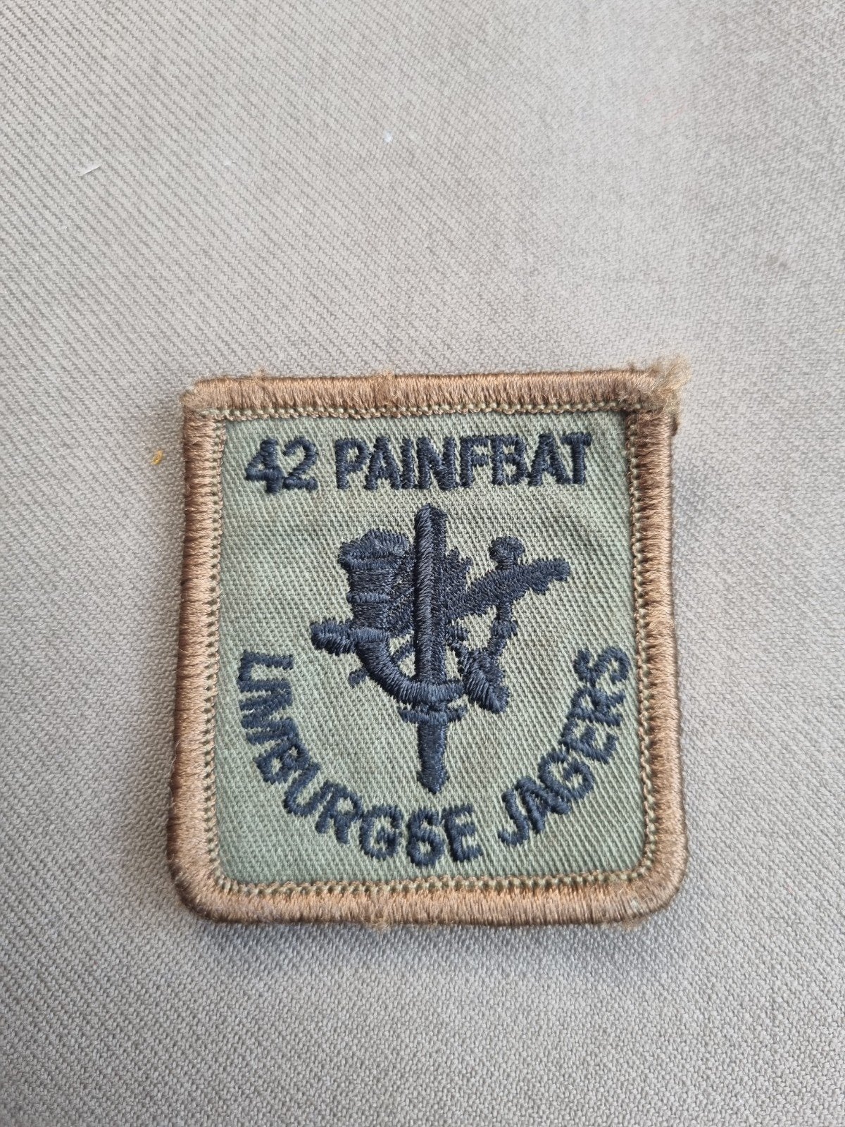 borstpatch 42 PAINFBAT LIMBURGSE JAGERS, Ophalen of Verzenden, Landmacht, Nederland, Embleem of Badge