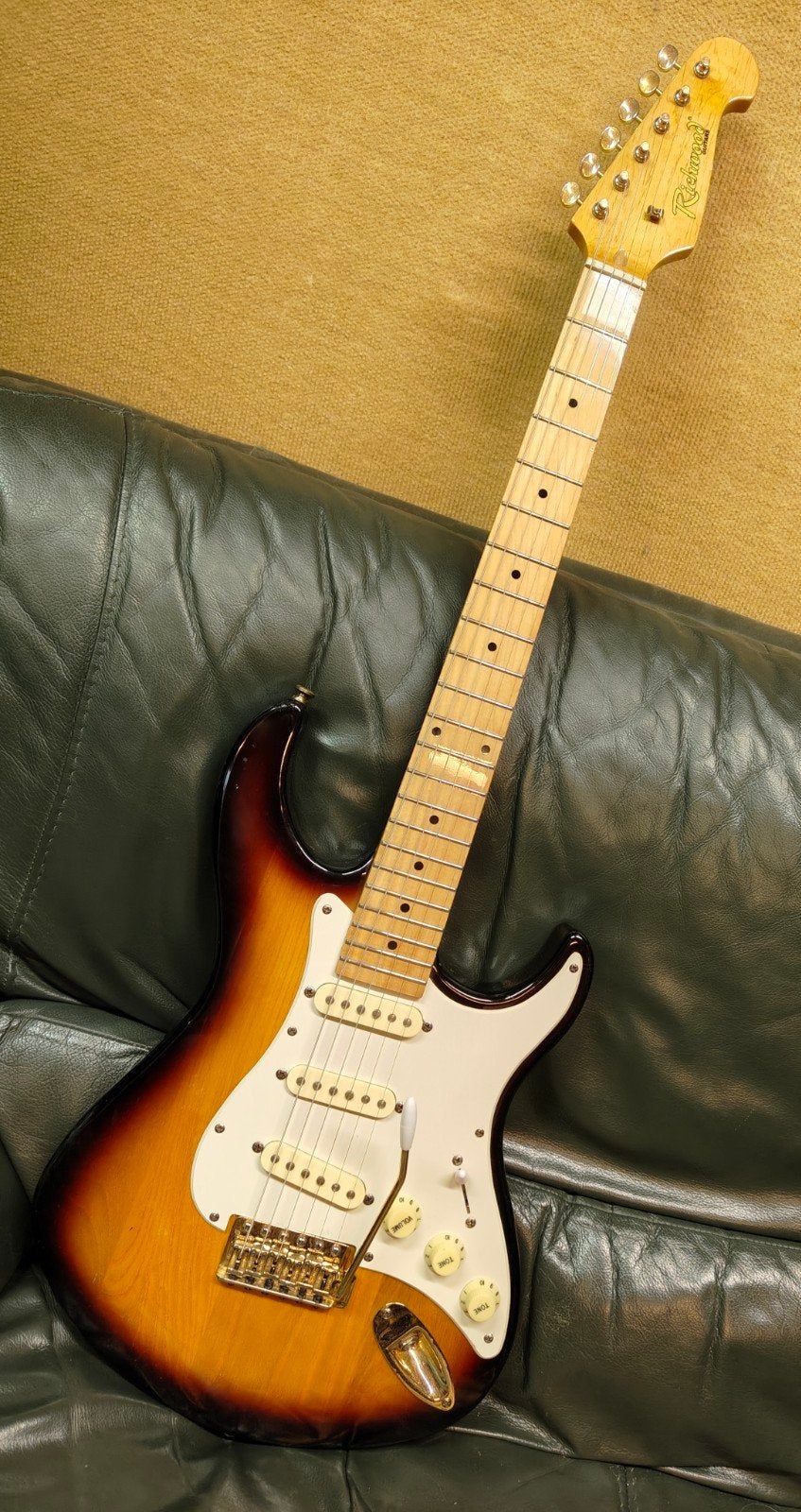RICHWOOD STRATOCASTER GOLDEN LOGO ELEKTRISCHE GITAAR