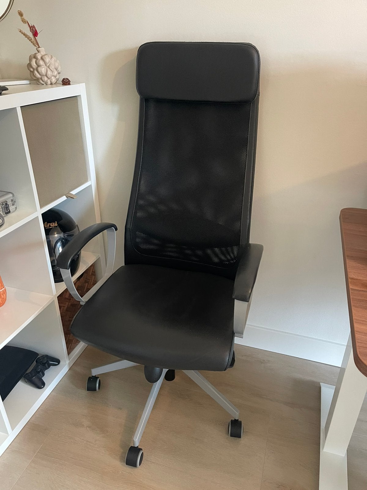 Bureaustoel Ikea Markus leer zo goed als nieuw, Huis en Inrichting, Bureaustoelen, Ophalen, Gaming bureaustoel, Zwart, Zo goed als nieuw