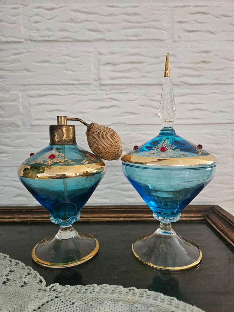 Vintage parfumflesjes set - Blauw glas met goud en robijn, Antiek en Kunst, Antiek | Glas en Kristal, Ophalen