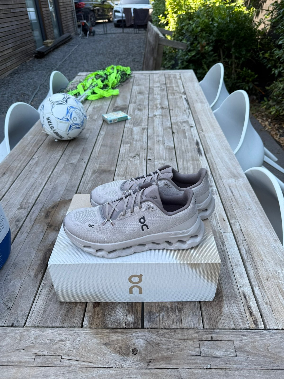 On Running Cloudtilt Cinder Ash/Sand 43 (origineel), Sport en Fitness, Ophalen of Verzenden, Zo goed als nieuw, Kleding