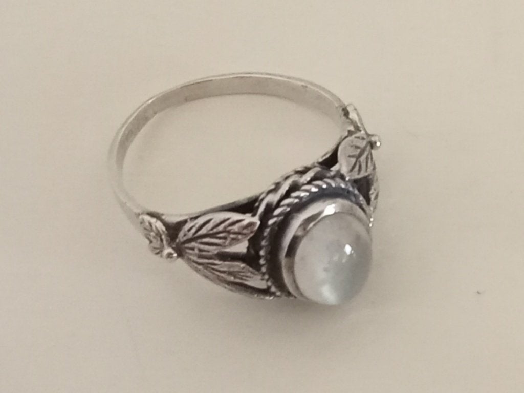 Vintage zilveren ring edelsteen wit/ lichtgrijs ovaal, Sieraden, Tassen en Uiterlijk, Ringen, Zo goed als nieuw, Dame, 17 tot 18