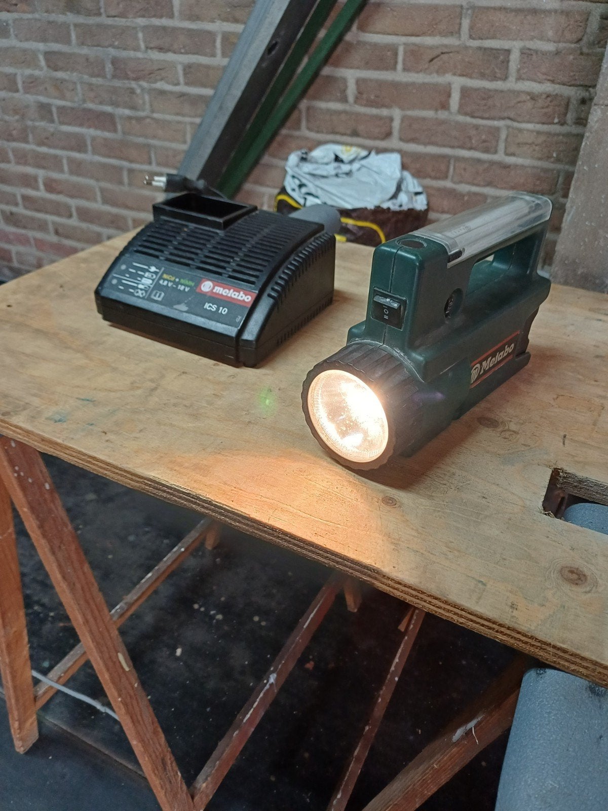 Oplaadbare lamp en tl verlichting, Ophalen